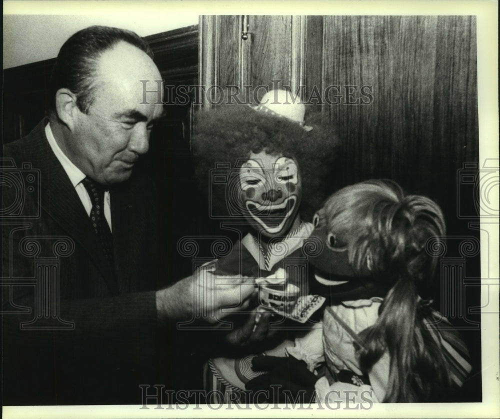 1986 Press Photo Mayor Whalen shares ice cream with Cranberry the Clown, Albany- Historic Images