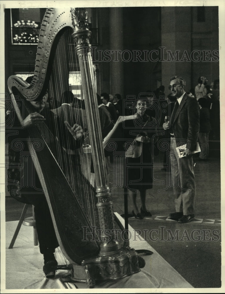 1983 Press Photo Wine tasters listen to harpist play at Troy, New York tasting- Historic Images