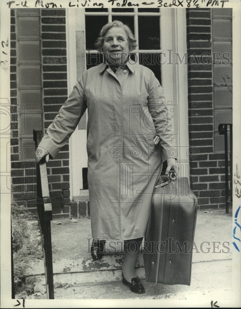 Load image into Gallery viewer, 1973 Press Photo Ruth Williams leaving her Albany, New York home with a suitcase
