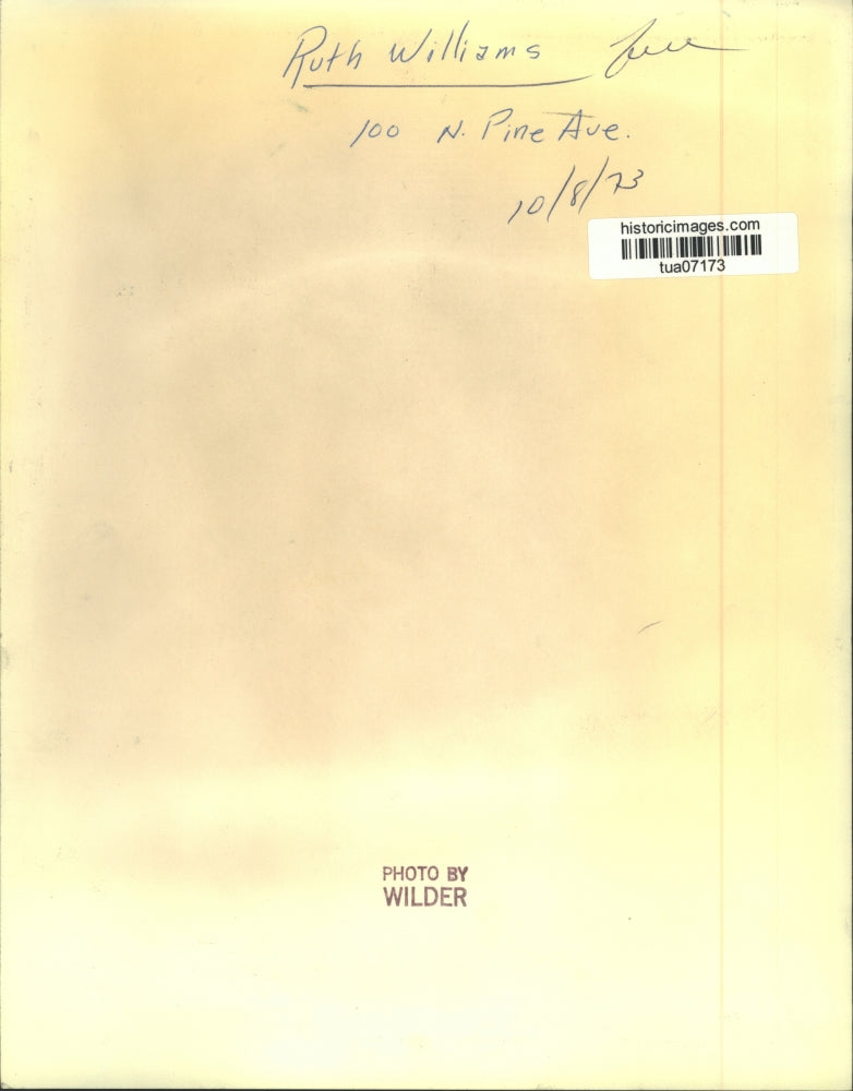 1973 Press Photo Ruth Williams leaving her Albany, New York home with a suitcase