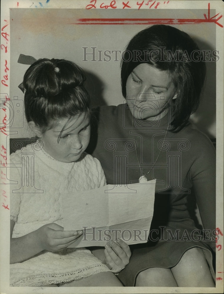 1967 Press Photo Julie Williams reading a note - tua07234
