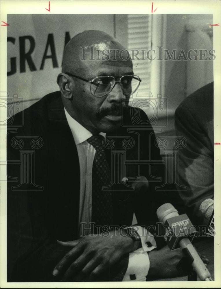 1987 Press Photo Lou Gossett Jr. visits Parson&#39;s Child Care Center in Albany, NY- Historic Images