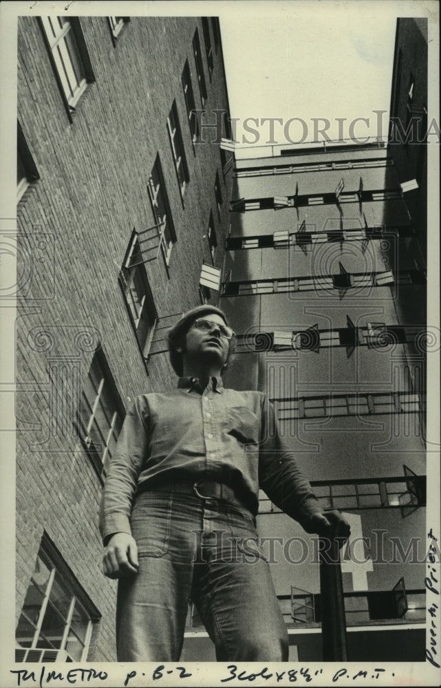 Load image into Gallery viewer, 1975 Press Photo Reverend Jay Murname, outside his Troy, New York apartment
