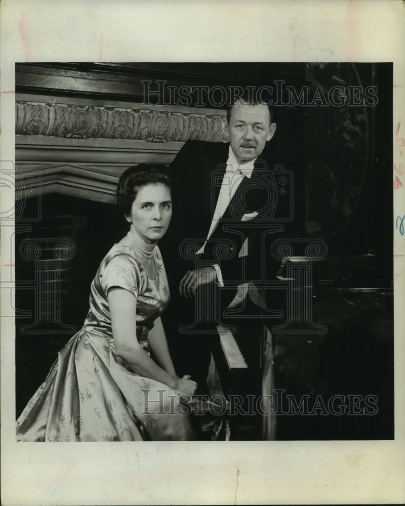 Press Photo Piano duettists Alice &amp; Arthur Nagle - tua07494- Historic Images