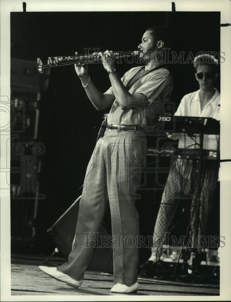 1988 Press Photo Saxophonist Najee at Saratoga Performing Arts Center, New York- Historic Images