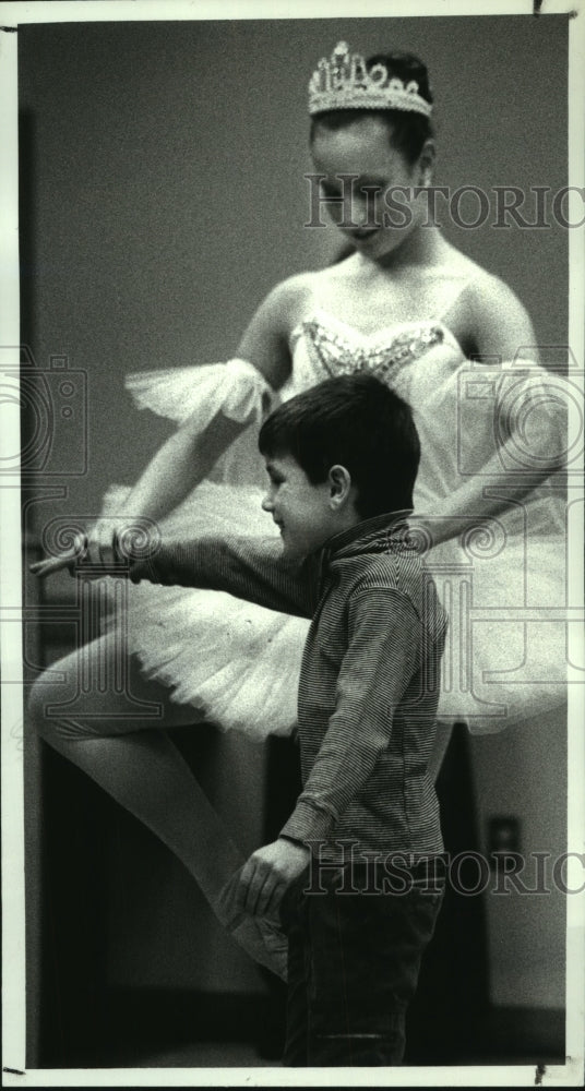 1990 Press Photo Christine Van Schaick, Snow Queen &amp; Boy Myers Ballet, Glenville- Historic Images