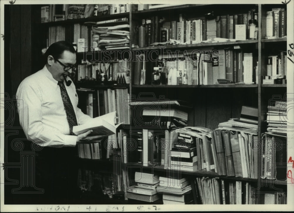 1978 Press Photo Morris R. Wills consults a book in his library - tua07752- Historic Images