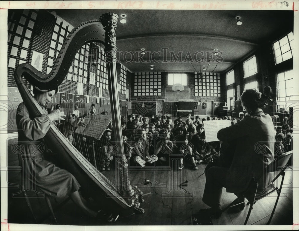 1978 Press Photo Classical musicians perform at Elsmere, NY Elementary School- Historic Images