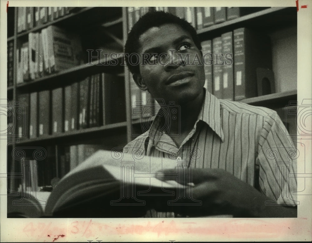 1978 Press Photo Salomon Murunger with a book in the library - tua07799- Historic Images