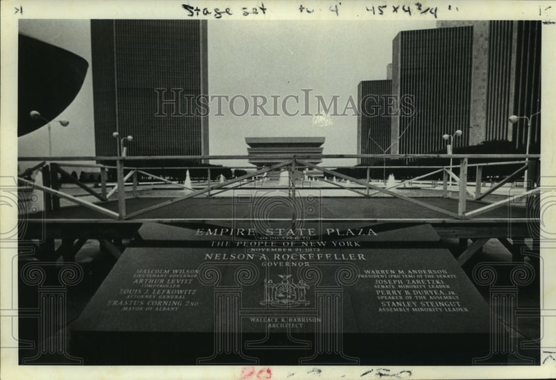 Load image into Gallery viewer, 1978 Press Photo Monument honoring New York Governor Rockefeller on Albany plaza
