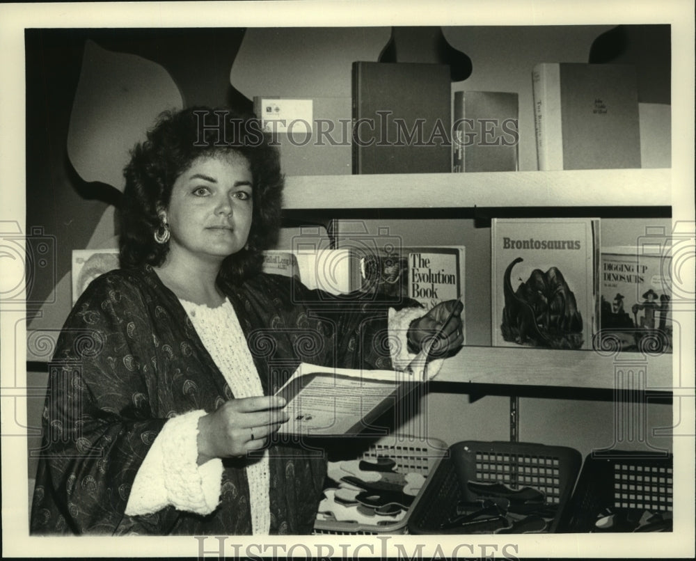 1987 Press Photo Mary Ellen Munley with Books, State Museum, Albany - tua07947- Historic Images