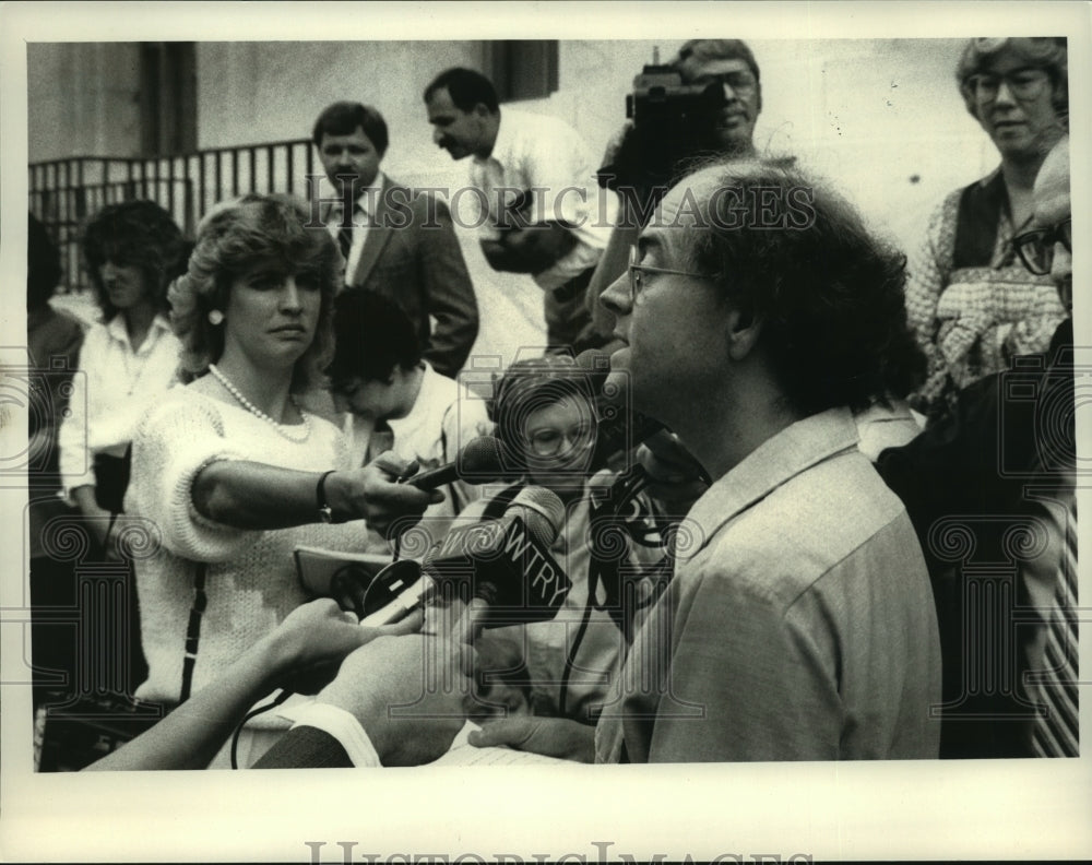1985 Press Photo Jay Muraane of Troy speaking at Press Conference, Albany- Historic Images
