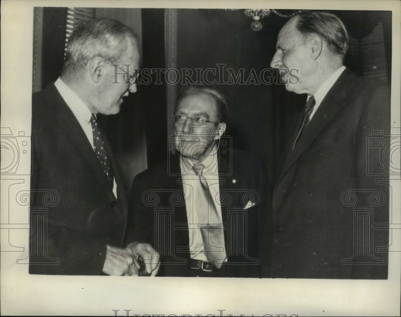 Load image into Gallery viewer, 1958 Press Photo Politicians meet in Washington, DC to discuss communism threat
