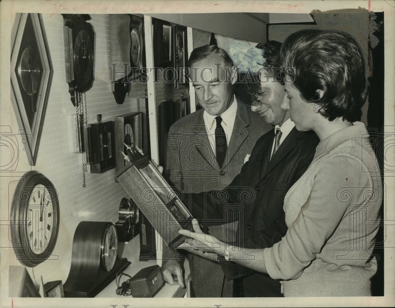 Load image into Gallery viewer, 1967 Press Photo Thomas Wheeler, Whitney's, Couple looks at clock - tua08102
