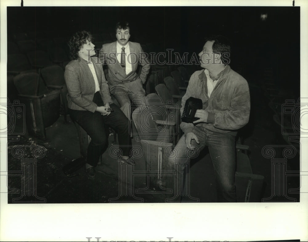 1988 Press Photo Group discussing future plans in Proctor&#39;s Theatre in Troy, NY- Historic Images