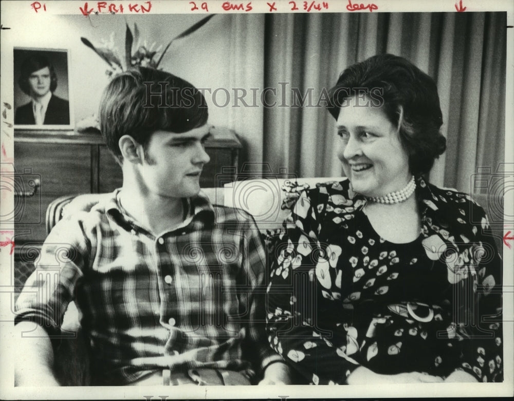1975 Press Photo Terry Murray with Mrs. Murray - tua08235