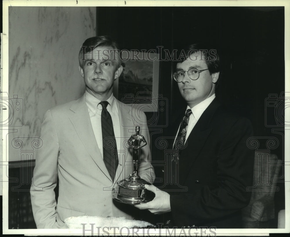 1991 Press Photo Ken Blass, RT Blass gives Telly Award to Tim White, Times Union- Historic Images