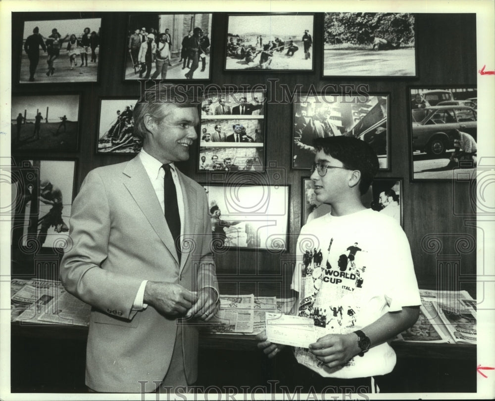 1991 Press Photo Tim White &amp; Adam Cobb, in front of wall full of pictures- Historic Images