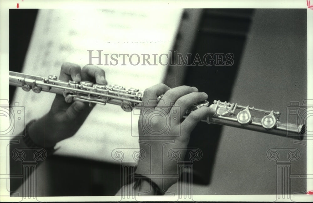 1989 Press Photo Jeanne Bergh&#39;s hands, flute player, Sand Creek Middle School- Historic Images