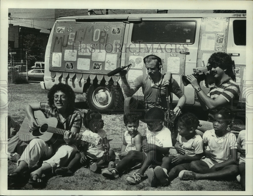 1981 Press Photo Ruth Pellman playing guitar & singing in Albany, New York park- Historic Images