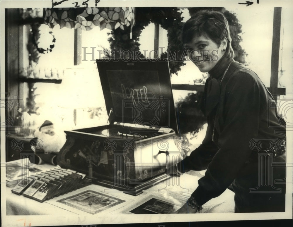 1984 Press Photo Sue Hoffman displays Porter Music Box in Clifton Park, New York- Historic Images