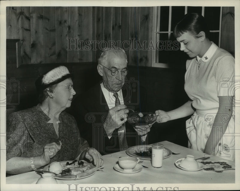 Load image into Gallery viewer, 1959 Press Photo Farm Bureau delegates dining at Albany, New York restaurant
