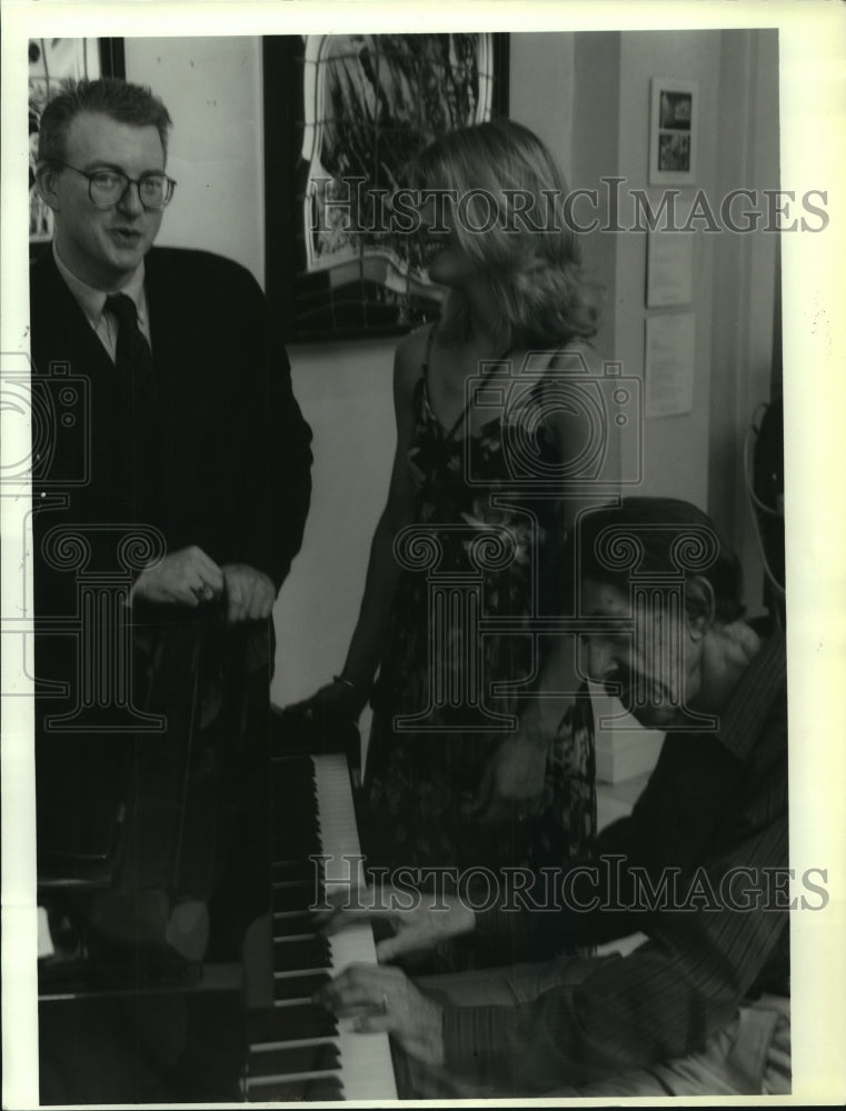 1993 Press Photo Saratoga Springs, New York business owners listen to pianist- Historic Images