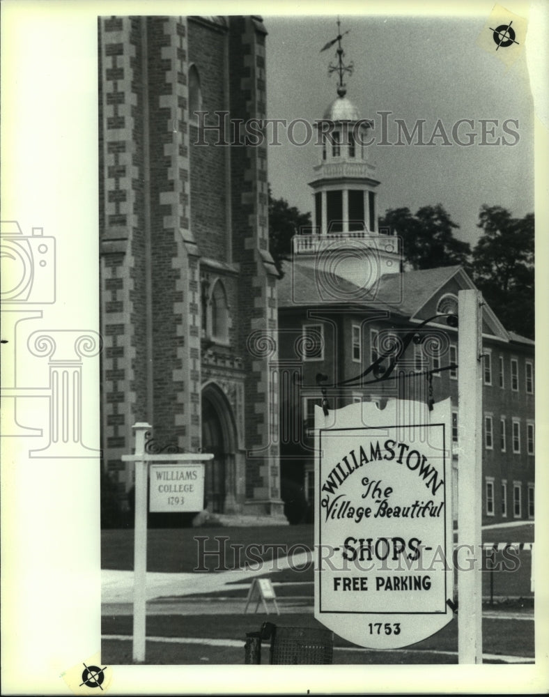 Press Photo Williams College &amp; parking signs in Williamstown, Massachusetts- Historic Images