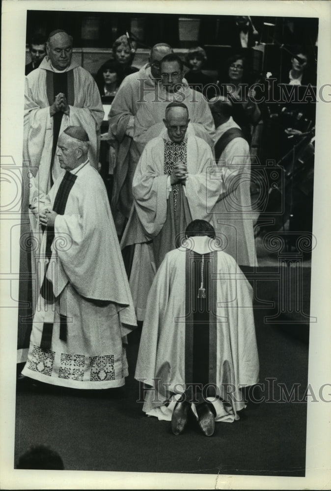 1975 Press Photo Ordination ceremony for Bishop Howard Hubbard in Albany, NY