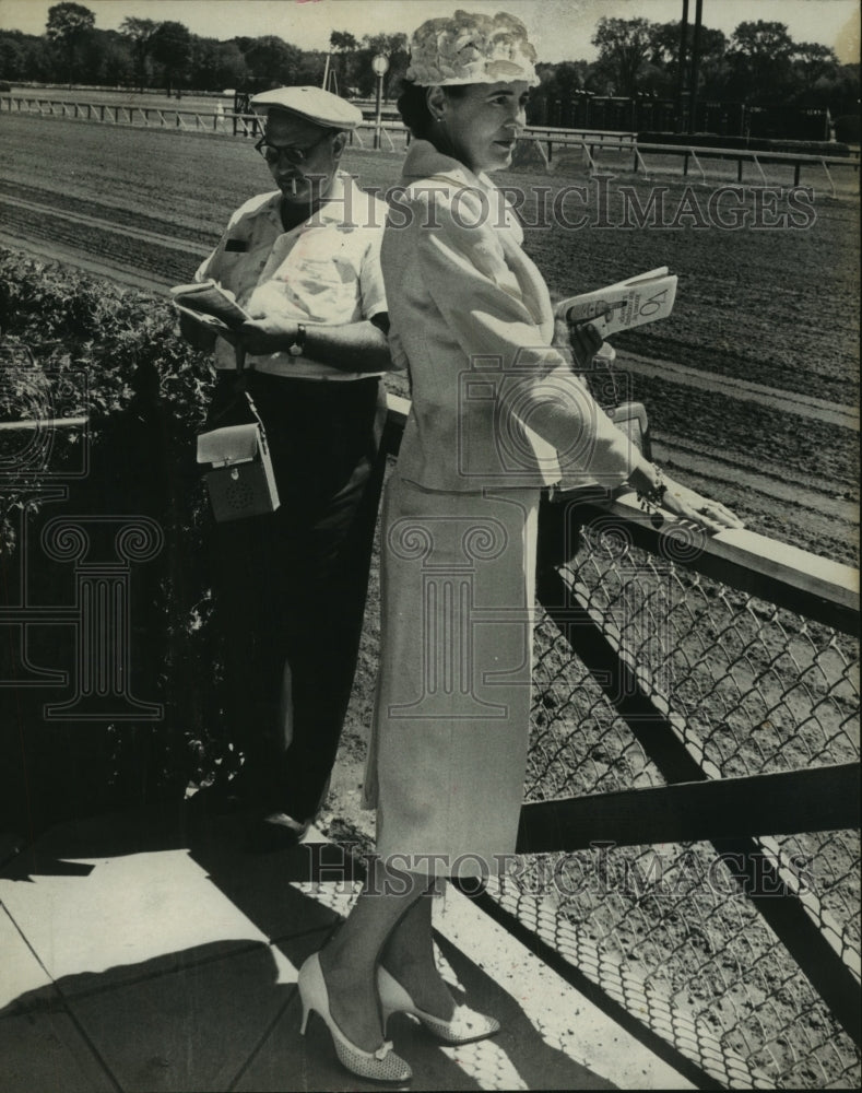 Load image into Gallery viewer, 1959 Press Photo Mrs. W.M. Muelller of Loudonville, NY at Saratoga Race Course
