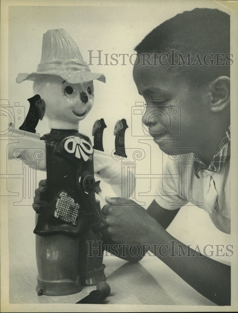 1967 Press Photo Tony Thorpe with toy scarecrow shooting target, Albany, NY
