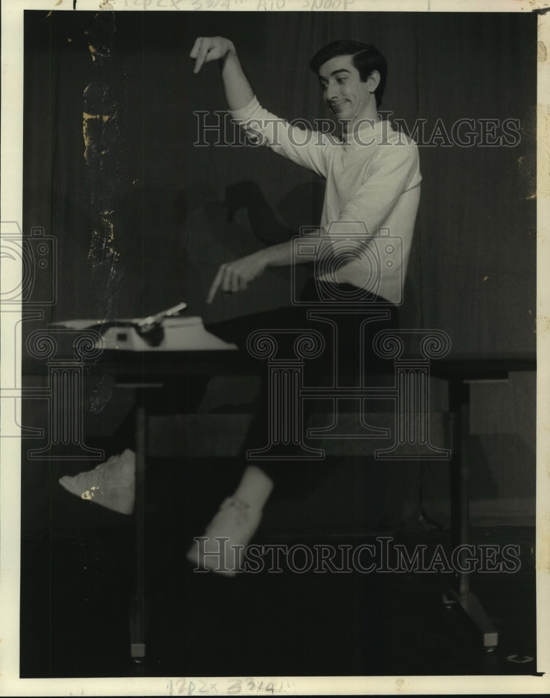 1984 Press Photo Frank Moran portrays "Snoopy" in New Lebanon, NY production- Historic Images