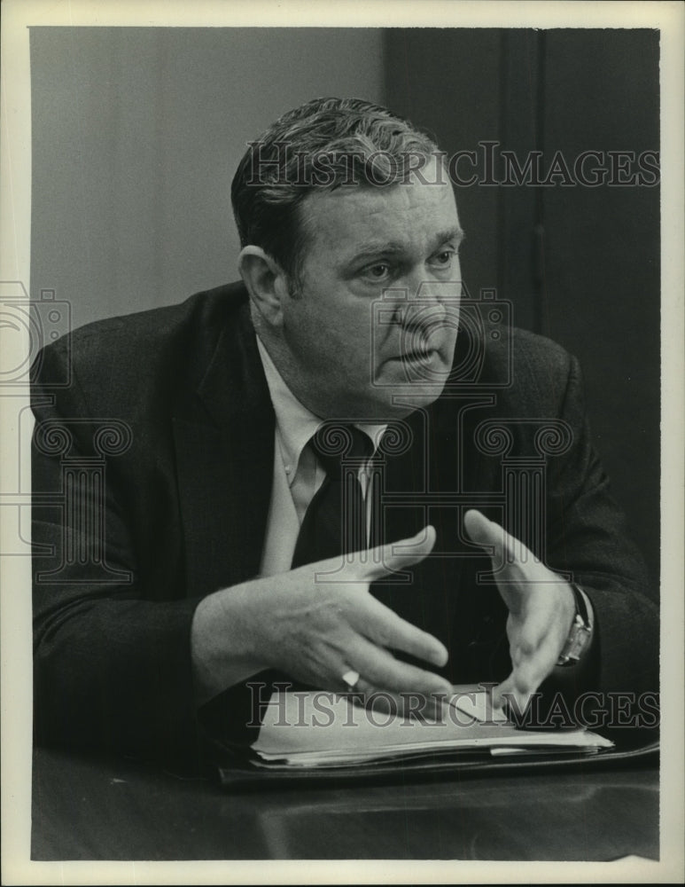 Load image into Gallery viewer, 1971 Press Photo Neil Moylan - tua09098
