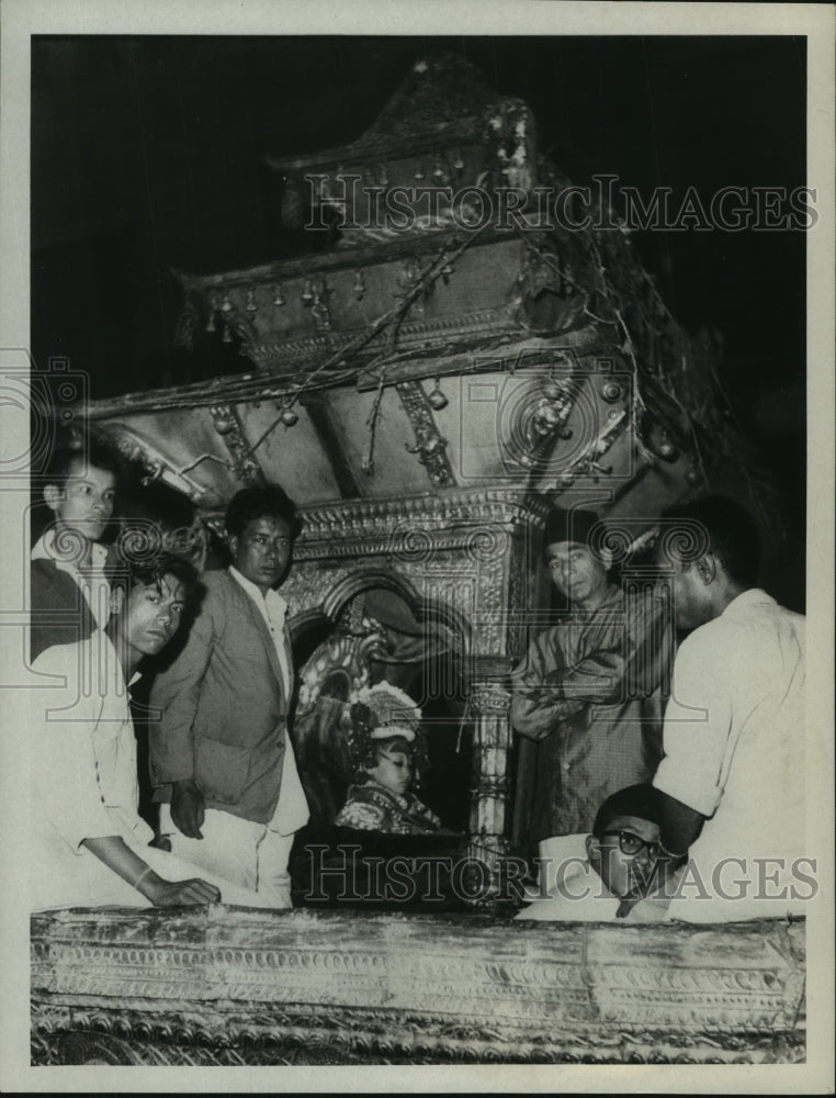 1965 Press Photo Katmandu&#39;s living Goddess, the Kumari, during religious parade- Historic Images