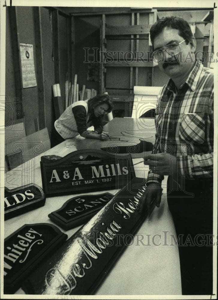 1987 Press Photo Spence Neil displays signs in his Guilderland, NY sign shop- Historic Images