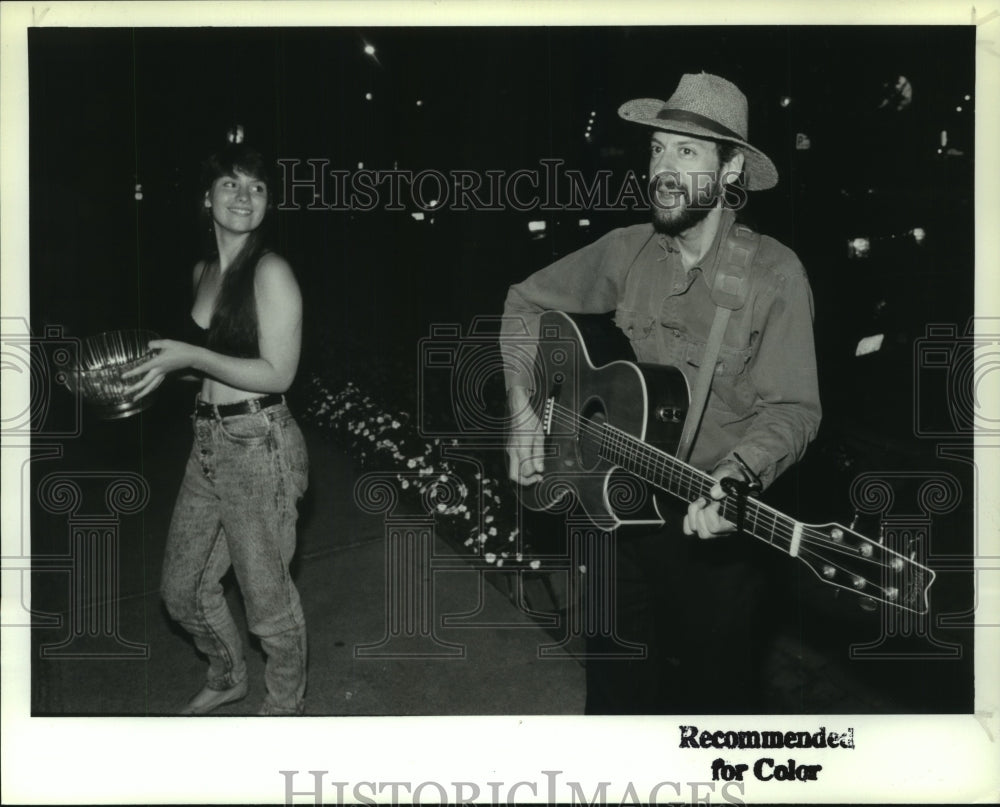 Press Photo Street musicians entertain in downtown Saratoga Springs, New York- Historic Images