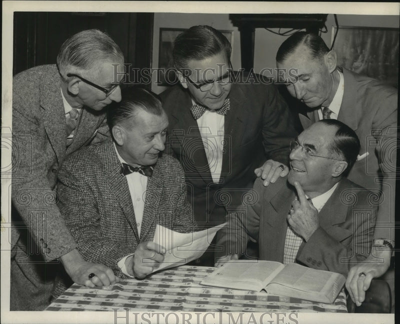 Load image into Gallery viewer, 1959 Press Photo Rensselaer, NY Kiwanis Club members practice for spelling bee
