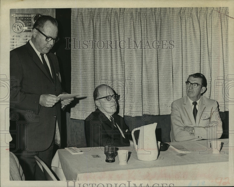 Load image into Gallery viewer, 1970 Press Photo Harry Rezzemini speaks at Narcotics Workshop as 2 men listen
