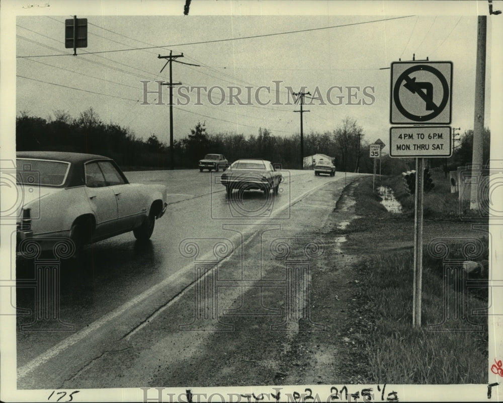 1978 Press Photo Cars prohibited from turning left onto Howard Ave in Niskayuna