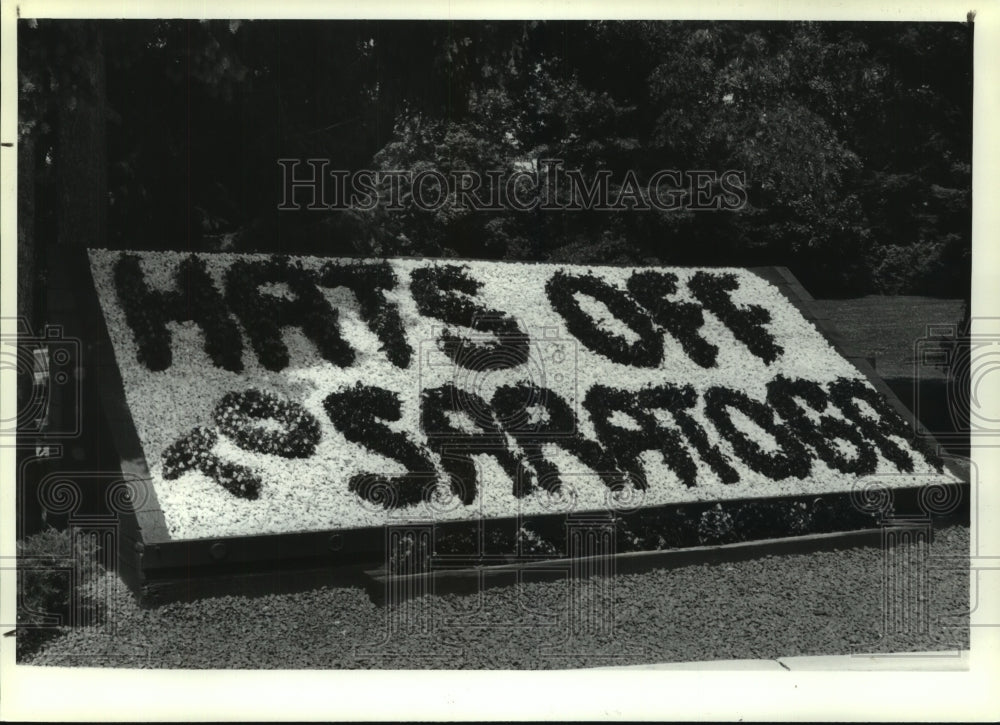 1993 Press Photo Saratoga, New York sign made of flowers near Congress Park- Historic Images