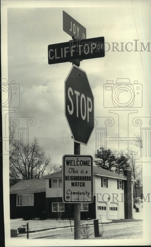 1984 Press Photo Neighborhood Watch sign posted in Colonie, New York- Historic Images