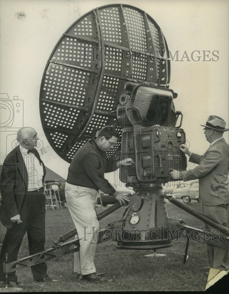 1955 Press Photo National Weather Service staff inspect antenna in Albany, NY