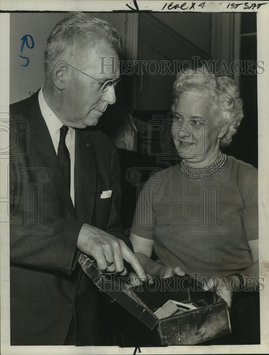 1964 Press Photo Albany, NY attorney examines strongbox forced open in burglary