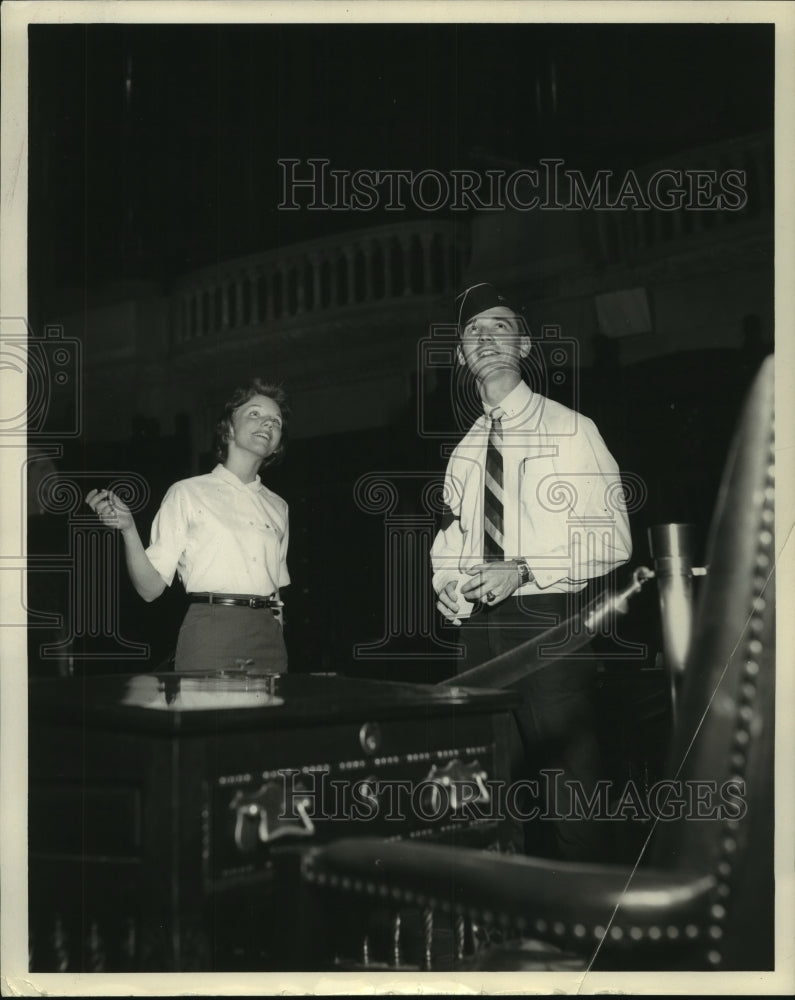 1962 Press Photo New York Senate Senior Guide Ben Willard gets training tour
