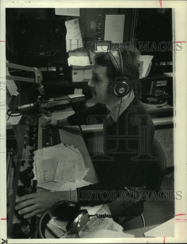 1983 Press Photo Albany, New York radio personality Cliff Nash in the studio- Historic Images