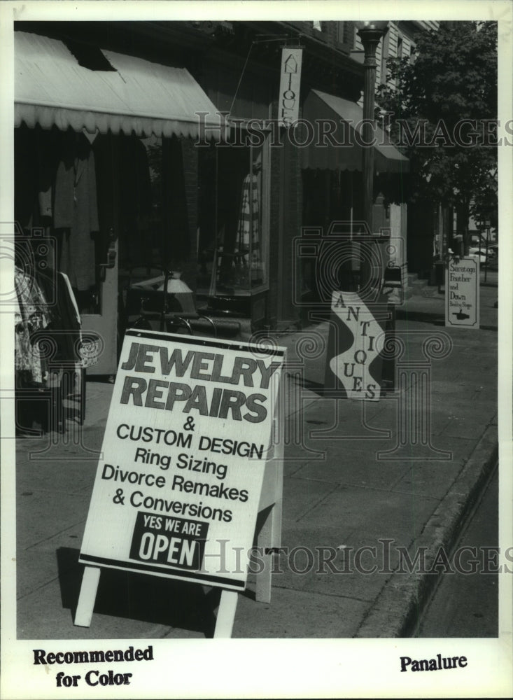 1992 Press Photo Sign line sidewalk on Caroline Street in Saratoga, New York- Historic Images