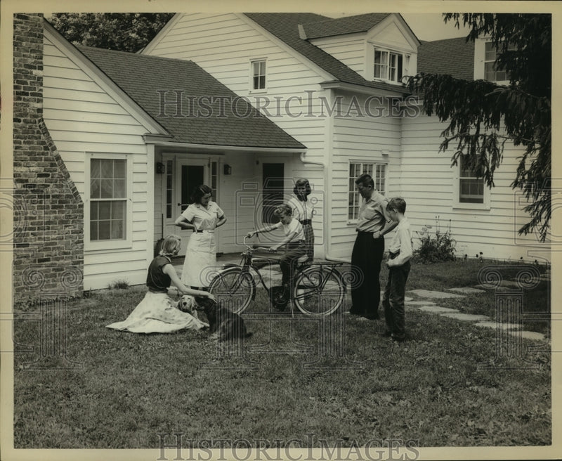 Load image into Gallery viewer, 1955 Press Photo Mr &amp; Mrs Morhouse, Children Anne, Sandy, Jane, &amp; Tommy, on lawn
