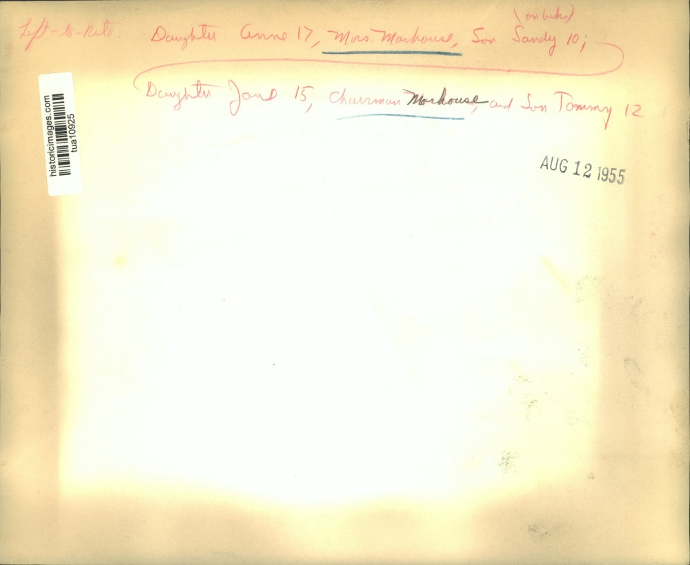 1955 Press Photo Mr & Mrs Morhouse, Children Anne, Sandy, Jane, & Tommy, on lawn