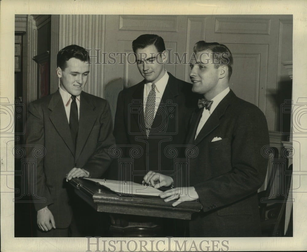 1950 Press Photo Colgate University students prepare for careers conference