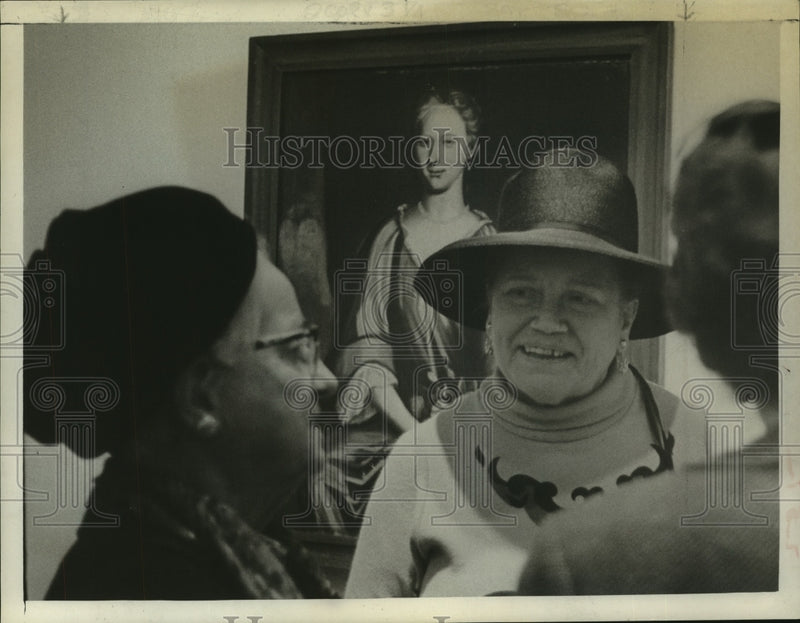 Load image into Gallery viewer, 1969 Press Photo Patrons discuss exhibit, Albany, NY Institute of History &amp; Art
